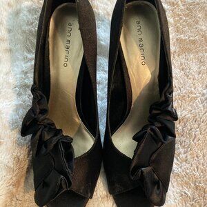 Ann Marino Black Satin Ruffled Dress Shoe Size 9.5